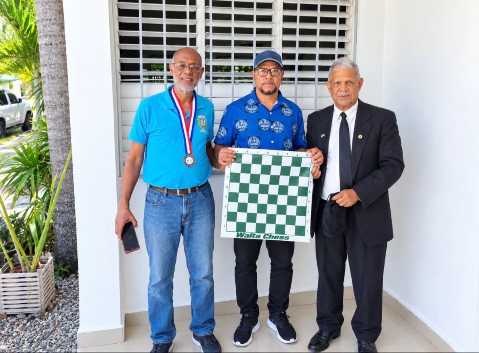 Entrega de juegos de ajedrez — Marquesina Hermanos Vargas