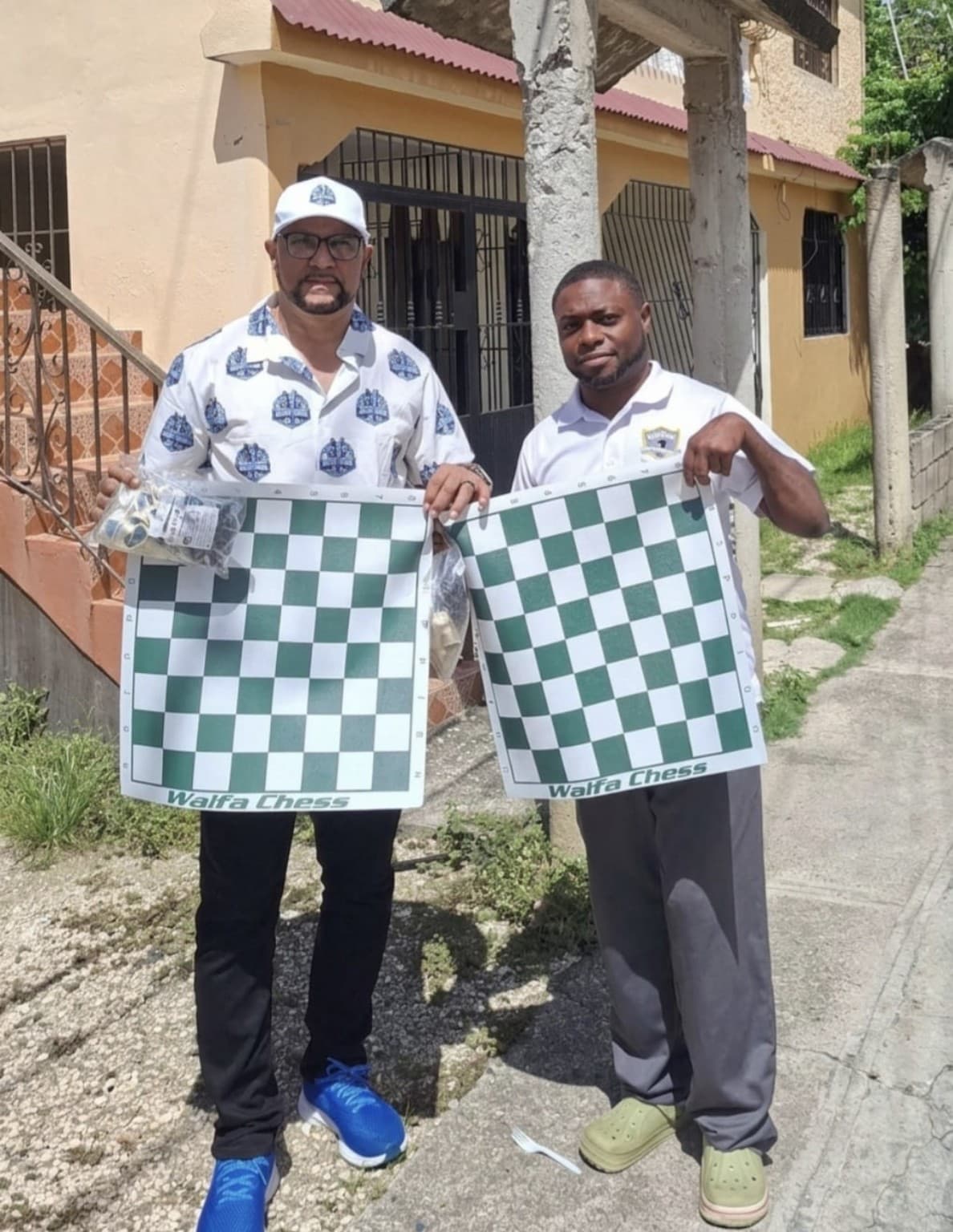 Entrega de juegos a entrenador de San Cristóbal