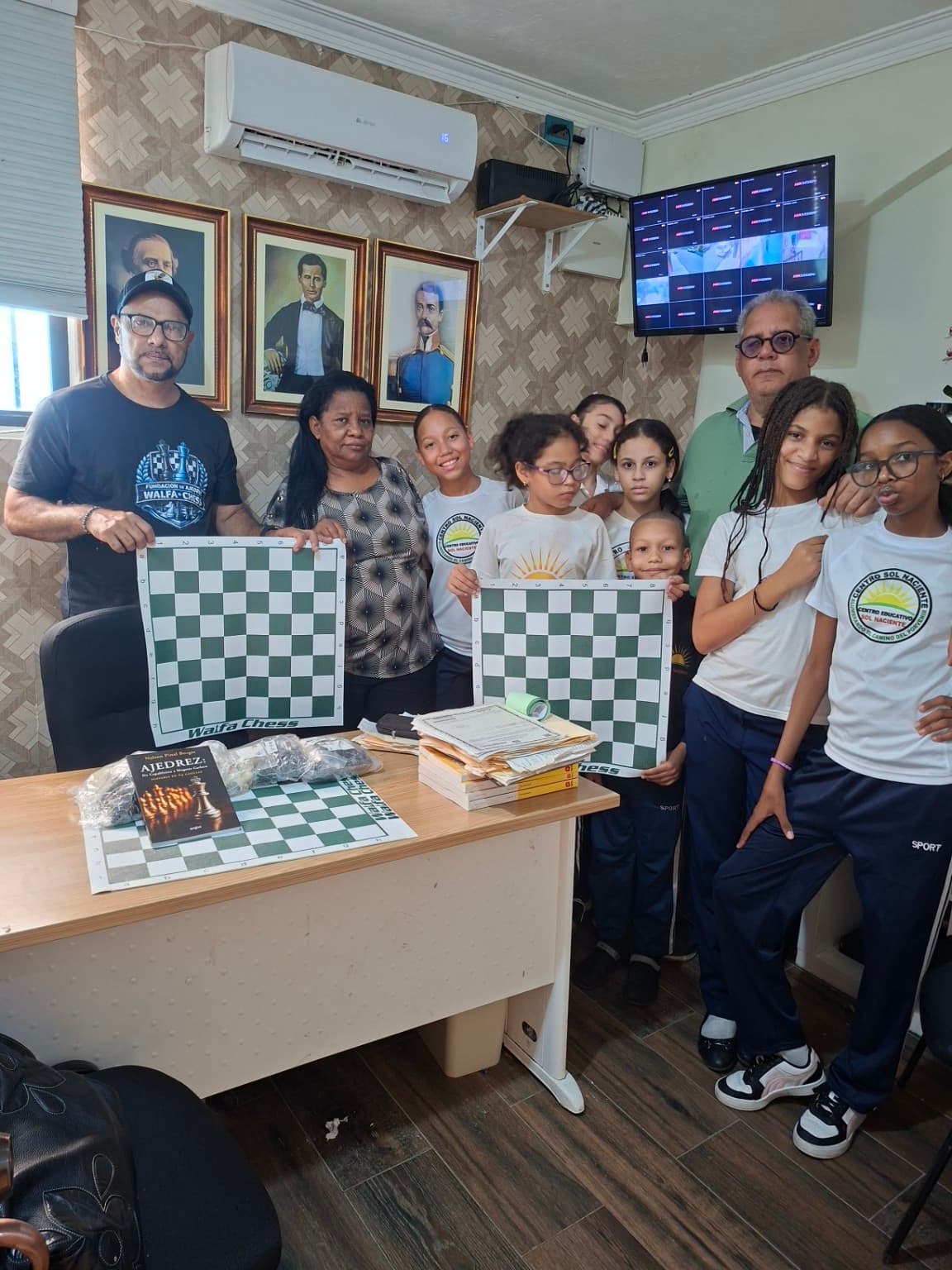 Entrega de juegos a estudiantes del Maestro Nacional Nelson Alvarado