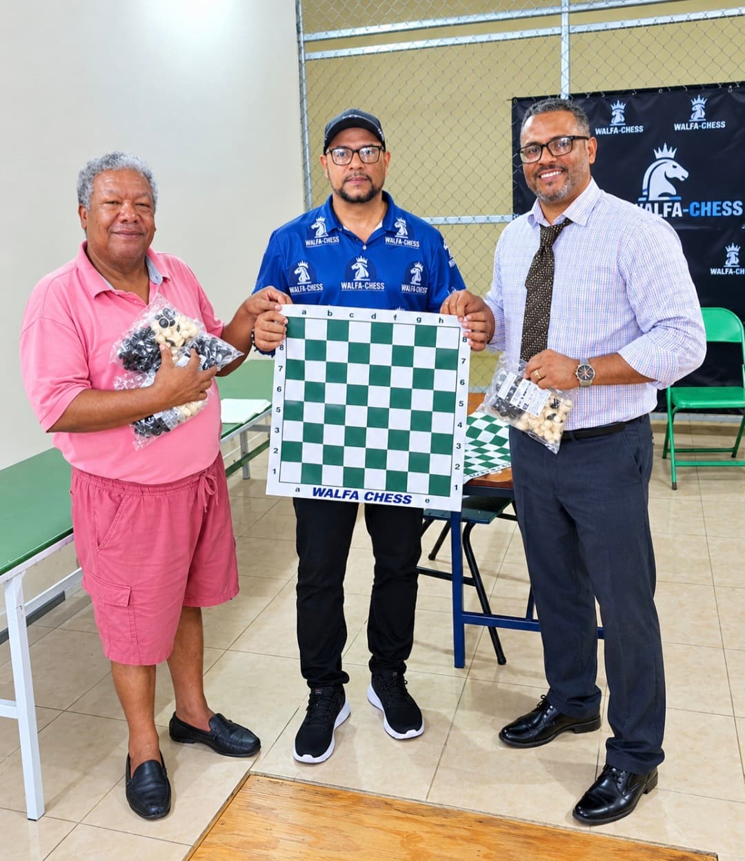 Entrega de juegos de ajedrez y libros en San Francisco de Macorís
