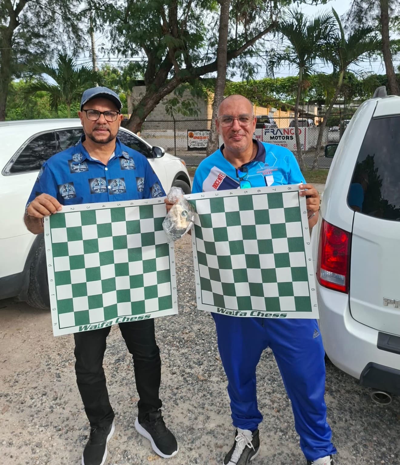 WALFA-CHESS entrega juegos de ajedrez al entrenador Carlos Manuel Fuentes, de San Pedro